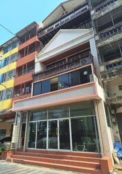 For RentShophouseRama9, Petchburi, RCA : 3-story commercial building for rent, 50,000 baht/month, Rama 9 Soi 39 - next to The Nine (usable area 400 sq m., in front of the alley is The Nine Rama 9)