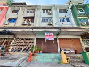 For SaleShophouseChokchai 4, Ladprao 71, Ladprao 48, : Commercial building, trading location, 15 meters from the main road, close to the BTS, only 2 minutes to the station, connecting Huai Khwang-Ratchada-Kaset Nawamin. Next to the Yellow Line MRT. Near the expressway entrance and exit point Ramindra-At Naron