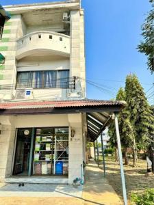 For RentShophouseKasetsart, Ratchayothin : RP193Commercial building for rent Chuan Chuen Village, Bang Khen, 3 floors, 20 square wah, 200 square meters, 2 car parking spaces, can register a company.
