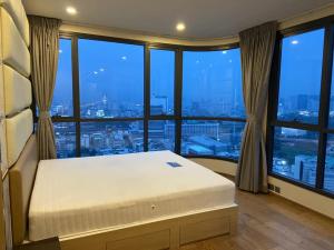 For RentCondoRatchathewi,Phayathai : ✭ Rent 2 bedrooms, corner room, near Central world, high floor, at Q Chitlom, call: 094- 6144494 (Ek)
