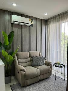 For RentCondoSukhumvit, Asoke, Thonglor : Condo for rent: Trapezo Sukhumvit 16, beautiful room, fully furnished, ready to move in, only 300 meters from MRT Queen Sirikit Center.