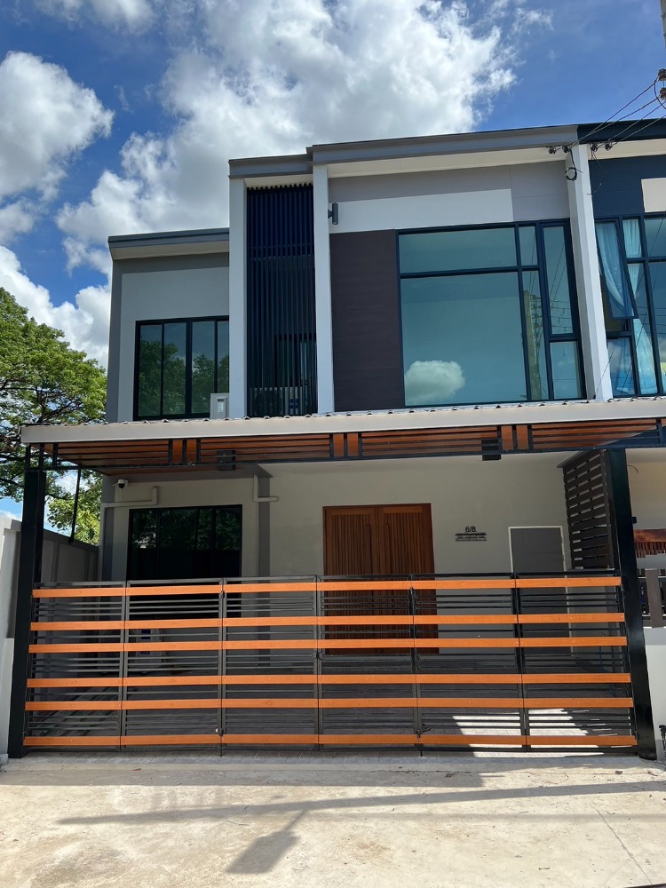 For SaleTownhouseKanchanaburi : 🔥🔥Price adjusted again, very hot. Townhouse in the heart of Kanchanaburi, built-in throughout, free full set of furniture.