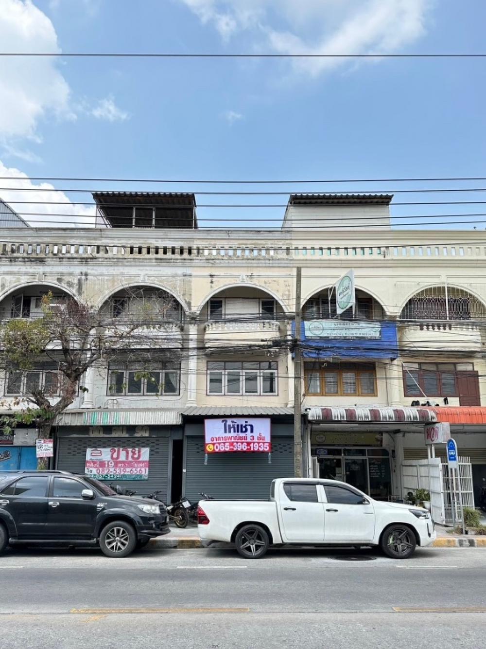 For RentShophouseKaset Nawamin,Ladplakao : Commercial building for rent, 3 floors, price 18,000/month, near Soi Lat Pla Khao 83.