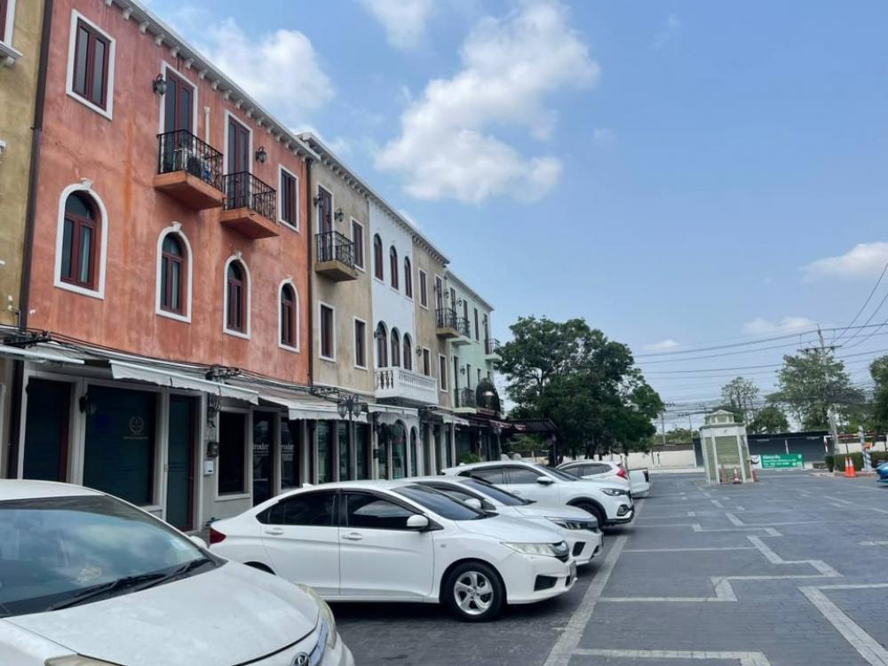 For RentTownhouseKasetsart, Ratchayothin : Building for sale/rent, Venice The Irish Watcharapol, suitable for renting an office, good location, plenty of parking, rental price: 26,000 baht/month, in front of the project.