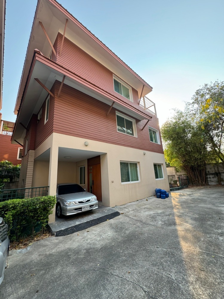 For RentHousePattanakan, Srinakarin : CH0673 Sell/rent a 3-story house, large house at the end of the alley, with furniture. Very convenient to travel, near Srinakarin Road, behind Paradise Park Department Store.