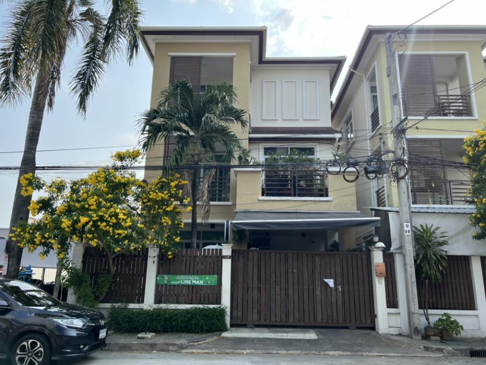For SaleHouseOnnut, Udomsuk : Urgent sale, 3-story house with land, Seri Village, Soi On Nut 70/1, area 45 sq m, usable area 300 sq m, only 500 meters from the entrance of the alley.