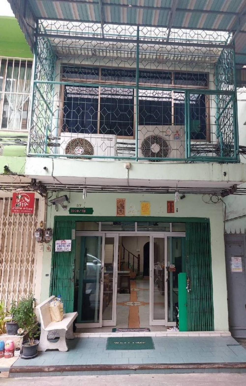 For SaleShophouseSathorn, Narathiwat : Commercial building for sale near Sathorn, convenient travel, near Central Rama 3, selling very cheap.