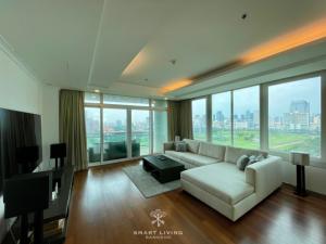 For RentCondoWitthayu, Chidlom, Langsuan, Ploenchit : Luxurious condo/4 beds/268 sqm. Spacious living area with city and golf court views, near Lumpini Park. Only 300 meters from BTS. Private lift access to each floor. Rent at 200,000 B.