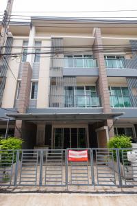 For RentTownhouseOnnut, Udomsuk : 3-story townhome, good location, fully furnished, beautifully decorated, for rent in On Nut-Srinakarin area, near BTS Sri Nut, only 650 meters.