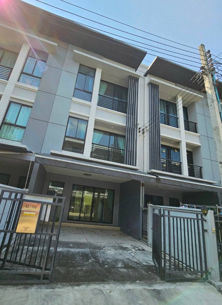 For SaleTownhouseRattanathibet, Sanambinna : Townhome for sale, Baan Klang Muang Rattanathibet, 3 bedrooms, near the expressway and the Purple Line, Nonthaburi Province, owner is selling it himself, below cost.