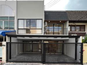 For RentTownhouseOnnut, Udomsuk : Townhouse Ekkamai has a private onsen for rent.
