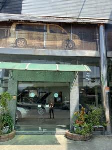 For RentShowroomChaengwatana, Muangthong : BS1309 2-story showroom for rent, next to Chaengwattana Road. Near Pak Kret Intersection Suitable for use as a car showroom.