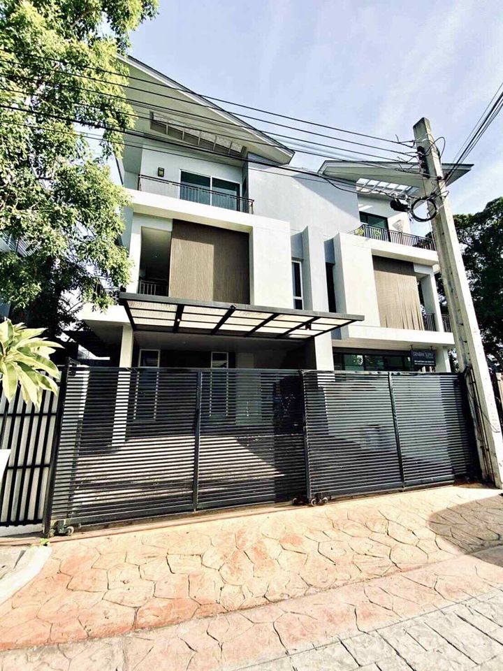 For RentHouseVipawadee, Don Mueang, Lak Si : 3-story house, good location, beautifully decorated, for rent in Don Mueang-Rangsit area. Near the National Monument, only 900 meters.