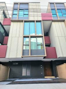 For RentHouseOnnut, Udomsuk : HR1509 Townhome for rent, 3.5 floors, Baan Klang Muang Classe Project, Sukhumvit 77, convenient travel, close to the expressway and BTS On Nut.