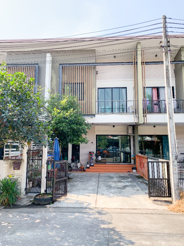 For SaleTownhouseSriracha Laem Chabang Ban Bueng : Large townhome for sale At a mini size price - Palm Hill Tiger Zoo Cheapest in the project