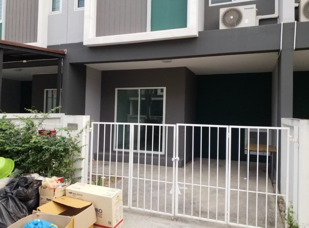 For SaleTownhousePathum Thani,Rangsit, Thammasat : For sale: Baan Fah Green Park Tham, Lam Luk Ka, Khlong 7, a house that comes with all the amenities, ready to support the lifestyle of a new generation family. At a price you shouldn't miss.