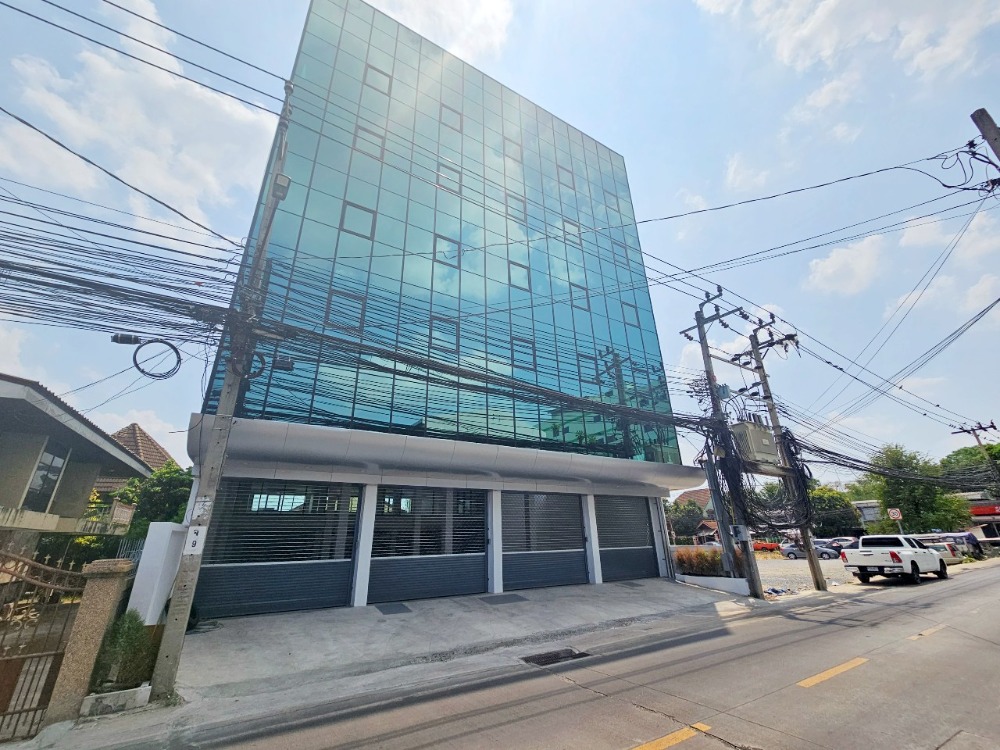 For RentShophouseLadprao101, Happy Land, The Mall Bang Kapi : For rent, 6-story office building (including rooftop), 100 sq m., Lat Phrao 87, newly renovated, next to the main road, not deep into the alley, near BTS.
