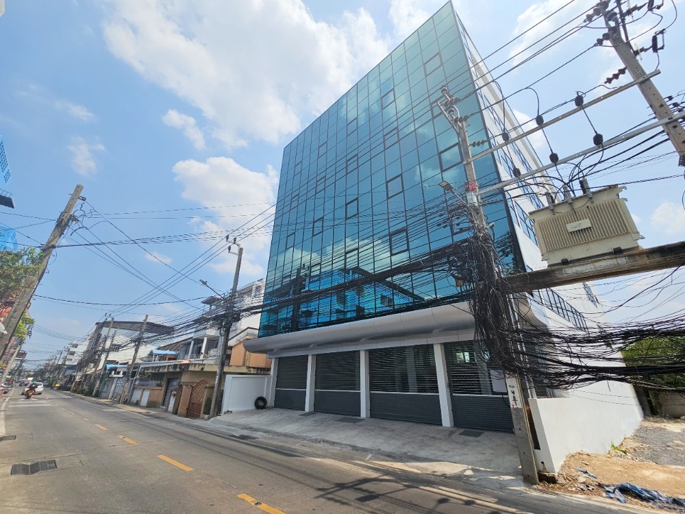 For SaleShophouseLadprao101, Happy Land, The Mall Bang Kapi : For sale: 6-story office building (including rooftop) 100 sq m. Lat Phrao 87, newly renovated, next to the main road, near BTS