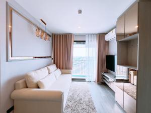 For RentCondoSamut Prakan,Samrong : Beautiful room for rent 13,000, new condo near BTS Sai Luat 222 meters.