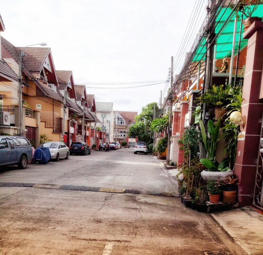 For SaleTownhouseLadprao101, Happy Land, The Mall Bang Kapi : 3-story townhome for sale, Merit Place Lat Phrao 87, Intersection 10#Convenient to travel even without using a personal car#Yellow Line MRT