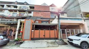 For SaleTownhousePattanakan, Srinakarin : Townhome for sale, 4 floors, Warathorn Ville, Phatthanakan 44, 31.5 sqw, 5 beds, 4 baths, newly renovated and fully furnished.