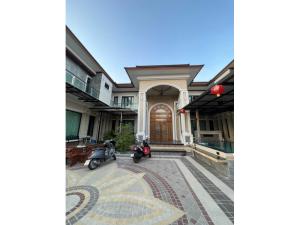 For SaleHouseMukdahan : L080928 Land for sale with buildings. Ready to move in, 9 bedrooms, 2 bathrooms.
