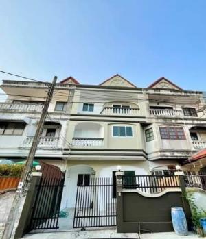 For RentTownhousePattanakan, Srinakarin : 3-story townhouse for rent, Phatthanakan, suitable for residence and office.