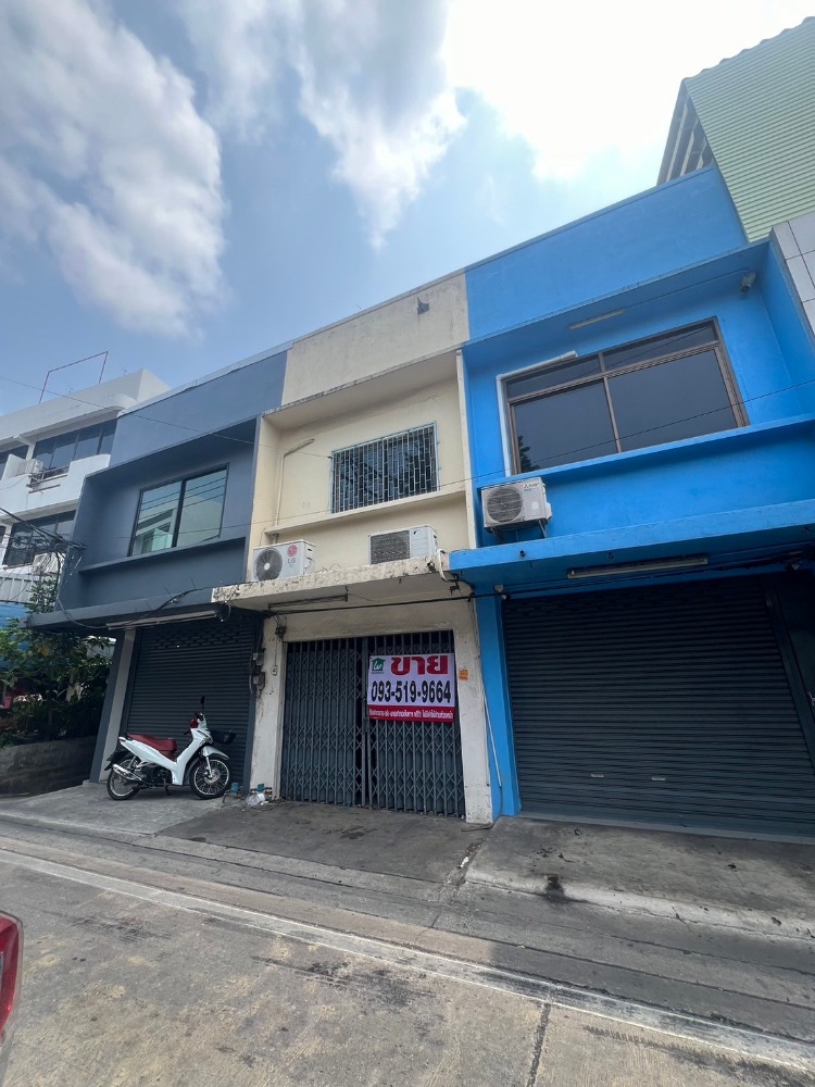 For SaleShophouseWongwianyai, Charoennakor : For sale, 2-story commercial building, near BTS Wongwian Yai, very good location, central commercial area, through to Charoen Rat Road, Lat Ya Road, ICON SIAM.