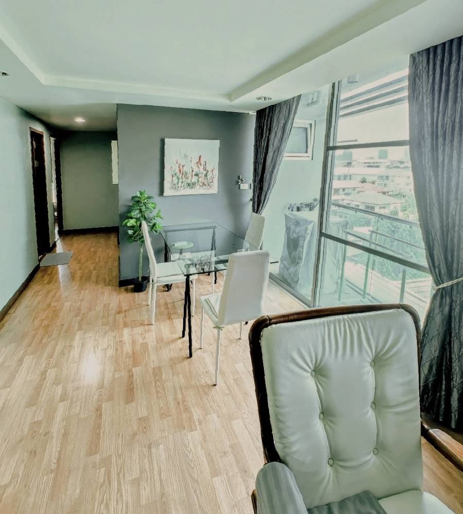 For RentCondoRatchadapisek, Huaikwang, Suttisan : 10,000 THB off/ Condo for rent, corner room 2 Br. 2 WC The Kris #1, 6th floor Rachada- MRT Sutthisan Min. 6 months