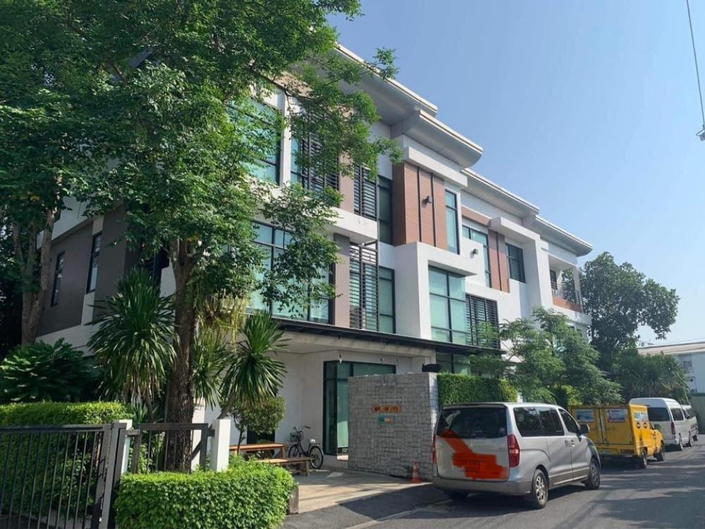 For SaleHome OfficeRatchadapisek, Huaikwang, Suttisan : 📢👇Home Office, 3 floors, best location along Rama 9 Expressway / Mengjai, suitable for an office. Width next to the road is 30 m. The front of the building is wide. 25 meters, can park on 2 sides of the road, about 20 cars, on the opposite side is the pro