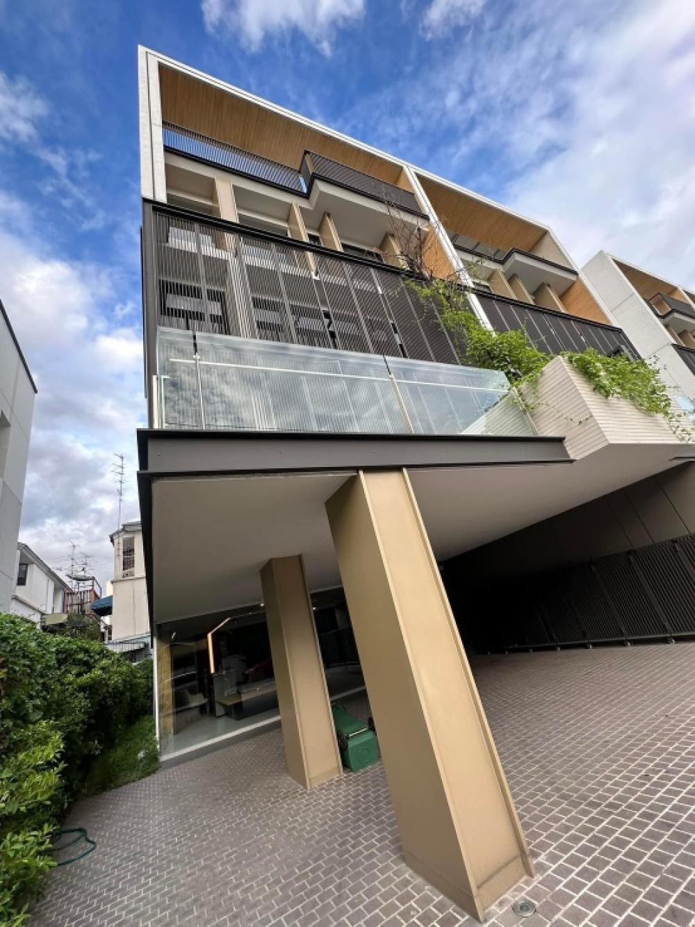 ให้เช่าร้านค้า ร้านอาหารพระราม 9 เพชรบุรีตัดใหม่ RCA : Rental : Home Office In Rama 9 with Full Furnitures , Private Lift , 560 sqm 60 sqw , 5 Storeys 6 Bath 🔥🔥Rental Price : 250,000 THB / Month 🔥🔥#superluxuryhousebkk #Ultraluxurycondo #luxuryhousebangkok #superluxurycondoforsale #อสังหาริมทย์ทรัพย์ #realesta