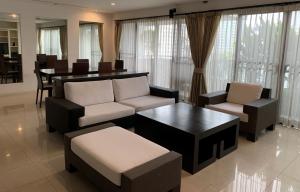 ให้เช่าคอนโดสุขุมวิท อโศก ทองหล่อ : 📢👇 Petfriendly, big size unit with 3 bedrooms Duplex , big balcony, unblocked view, fully furnished, ready to move inPlaces nearby : Terminal 21 Emquatier shopping mall International schools (Australia, NIST, SPIP),  Samitivej Hospital, Pet community