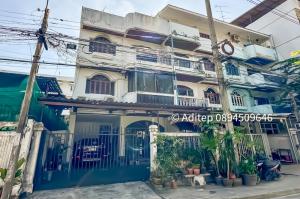 For SaleTownhouseRama9, Petchburi, RCA : For sale with tenant, 3 and a half storey townhouse, Soi University of the Chamber of Commerce, Vibhavadi Soi 2, size 35 sq m., corner house, usable area 380 sq m., front of the house next to the main alley.