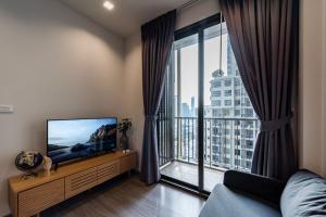 For SaleCondoWongwianyai, Charoennakor : 💥🎉Urgent sale Nye by Sansiri [Nye by Sansiri] beautiful room, good price, convenient travel, fully furnished. Ready to move in immediately. You can make an appointment to see the room.