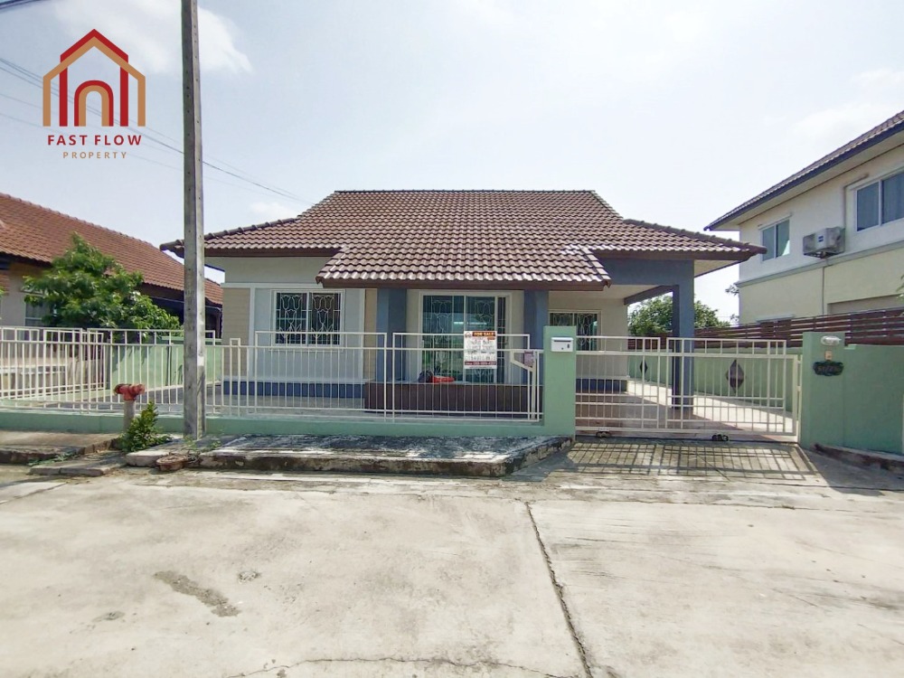 For SaleHouseChachoengsao : Single house for sale next to the main road, KC Village 2, Suwinthawong Road. One-story house In front of the house, lake view Built-in kitchen ready to move in KC village