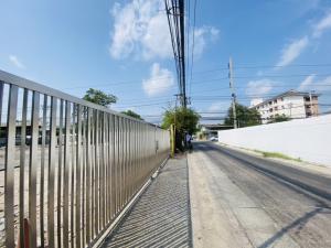 For RentLandBangna, Bearing, Lasalle : 📌 Long-term land rental The mouth of the Bearing 30 envelope is completely filled in, fenced around the edge, close to the wall next to the road. There is a stainless steel gate.