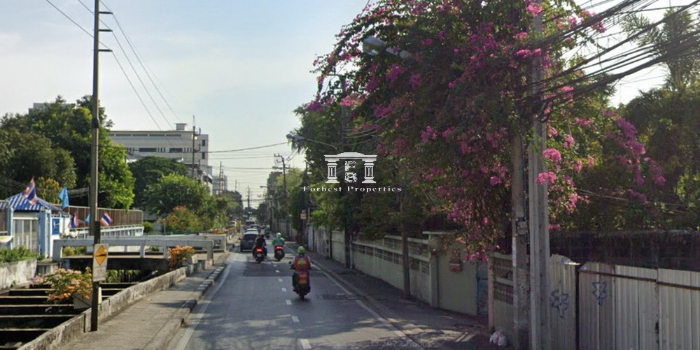 For SaleLandSukhumvit, Asoke, Thonglor : Land for sale in the heart of the city, Sukhumvit 40, not deep into the alley, less than 1 km from BTS Ekkamai.