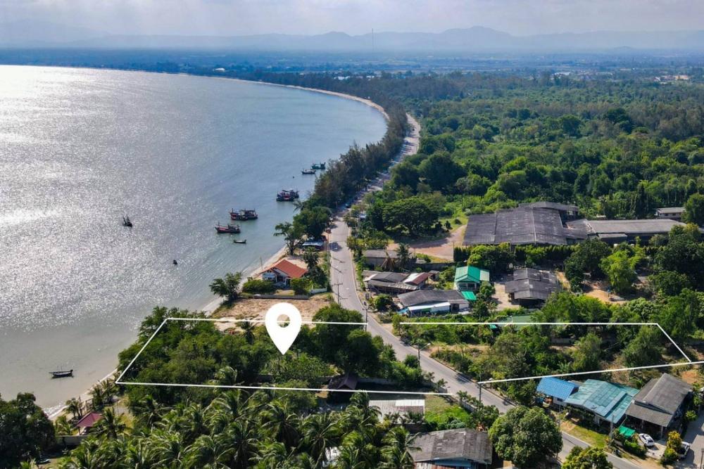 For SaleLandHuahin, Prachuap Khiri Khan, Pran Buri : 📢👇Land next to the sea, suitable for purchasing to build a vacation home. or for investment Seaside plot, area 384 sq m, back plot area 417.4 sq m.