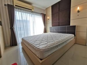 For RentCondoThaphra, Talat Phlu, Wutthakat : Condo for rent, Metro Park Sathorn, size 31 sq m, 1 bedroom, 1 bathroom, built-in furniture, pool view, near BTS Wutthakat.