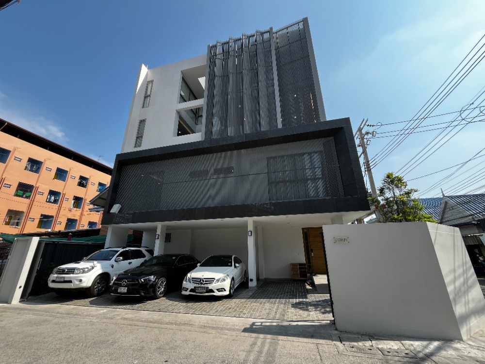 For SaleHouseKaset Nawamin,Ladplakao : Luxurious 4-story detached house, Symmetry Kaset-Nawamin. Complete with elevator and mineral pool, 3 bedrooms, 3 bathrooms, maid's room, parking for 4 cars, and EV car charger.