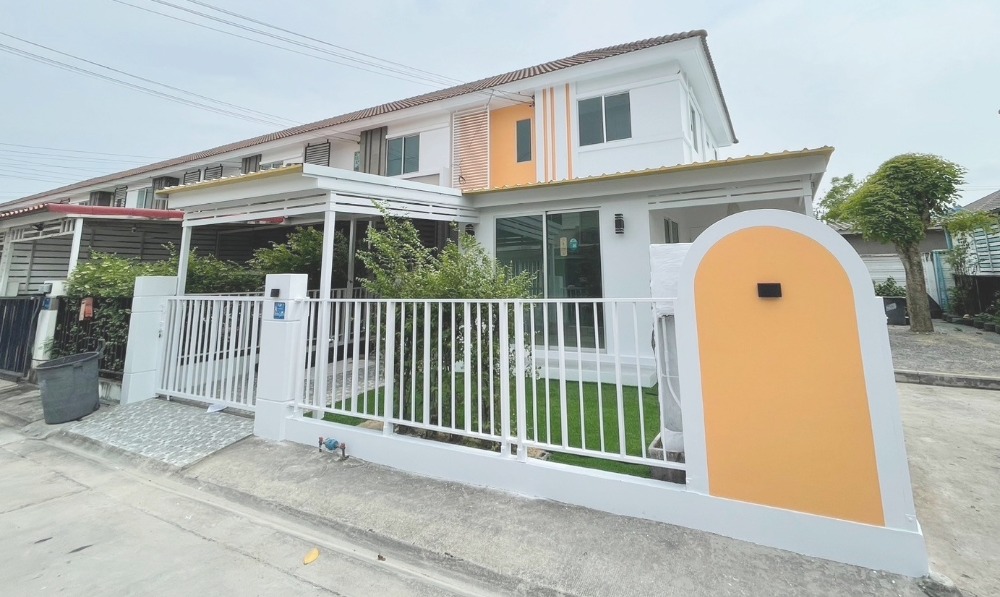 For SaleTownhouseBang kae, Phetkasem : Pruksa Village 84/2, corner house, 30.2 sq m, north side, completely renovated. Increase usable space to 140 sq m. Two more free air conditioners, selling for only 3.69 million baht.
