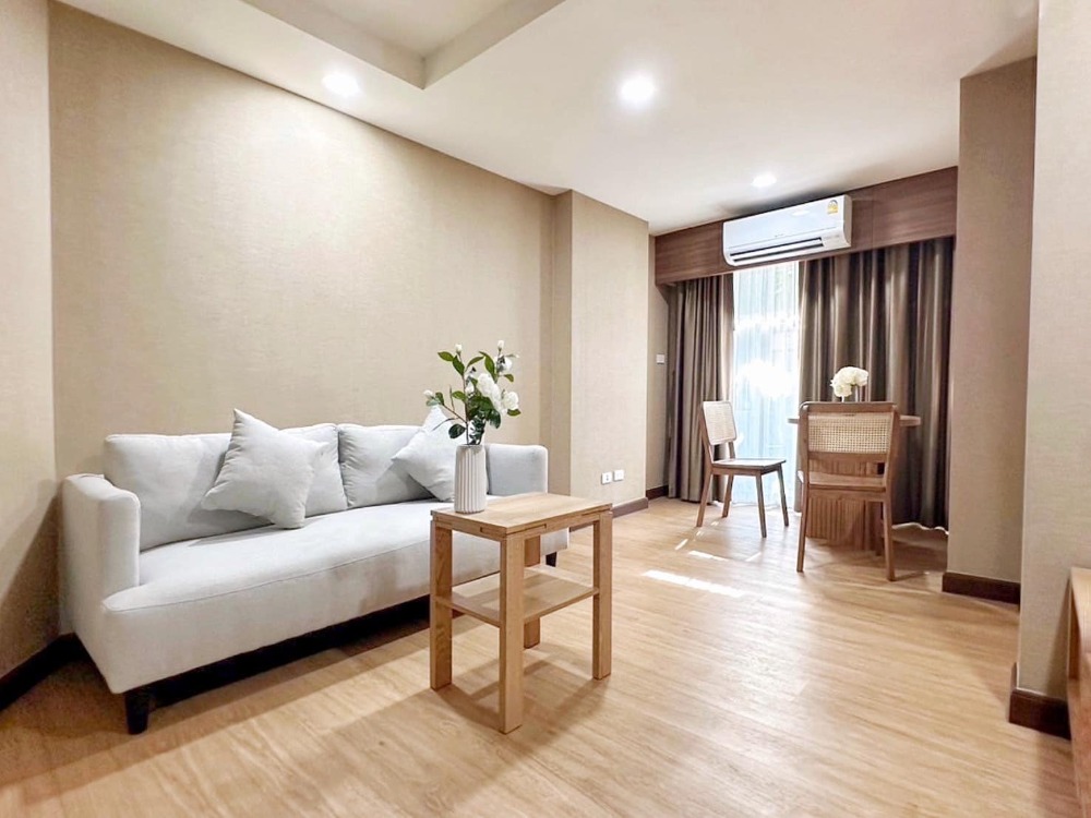 For SaleCondoRatchadapisek, Huaikwang, Suttisan : 🏡 Condo for sale the Kris 1 Ratchada 17, very large room, price less than 3 million, fully furnished, tight furniture, with electrical appliances. Prime location in the heart of Ratchada, near MRT Sutthisan, Esplanade, Central Rama 9.