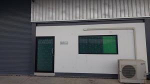For RentFactorySamut Prakan,Samrong : RK433 Warehouse for rent on the main road, 360 sq m, orange area, Bang Phli 46 - Samut Prakan, container truck can access the front of the warehouse. Ten wheels can load items in the warehouse.