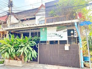 For SaleTownhouseLadprao, Central Ladprao : Cheapest townhouse for sale near MRT Lat Phrao and the MRT Yellow Line, corner house, Rung Charoen Village.