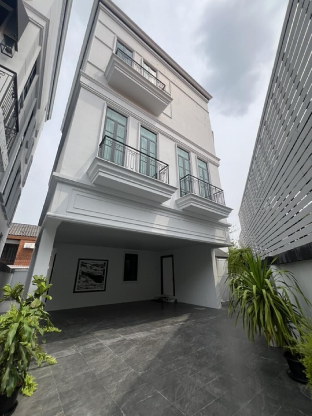 For RentHouseSukhumvit, Asoke, Thonglor : For rent! Luxurious 3-storey detached house in the heart of the city, Sukhumvit 67, parking for 3 cars, can be converted into an office, 7 minutes walk to BTS.