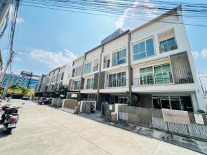 For RentTownhouseLadprao, Central Ladprao : Renovate the work before moving in. For rent: Lumpini Town Residence, townhome, next to MRT Lat Phrao.