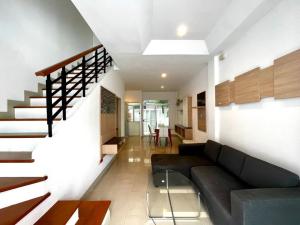 For RentTownhousePattanakan, Srinakarin : ⚡ For rent, 3-story townhome, Baan Klang Muang, Rama 9 - Wongwaen, near Airport Link, size 19 sq m. ⚡