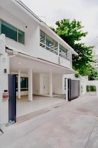 For SaleTownhouseSukhumvit, Asoke, Thonglor : WW24137 for sale #Townhome, 2 units, Soi Sukhumvit 15, good location, only 1 minute to #NIST International School and 5 minutes to #BTSAsoke.