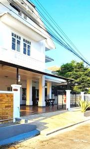 For RentTownhouseRattanathibet, Sanambinna : MRT KhlongBangPhai 3.5km. large detached house for rent 3Storey 5bed 3bath 2parking 6A/C BuaThong M