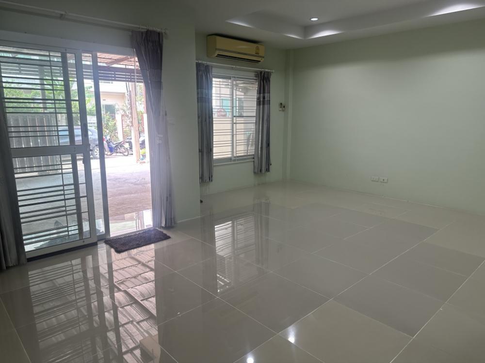 For SaleTownhouseLadkrabang, Suwannaphum Airport : Townhouse for sale, Ratchaphruek, Lat Krabang, Suvarnabhumi, 3 bedrooms, 2 bathrooms. 25.5 sq m., parking for 2 cars. Ready to move in The hall below is spacious. Suitable for people who have 3-4 family members.